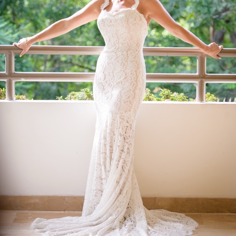 Elegant, Ivory Lace Wedding Dress